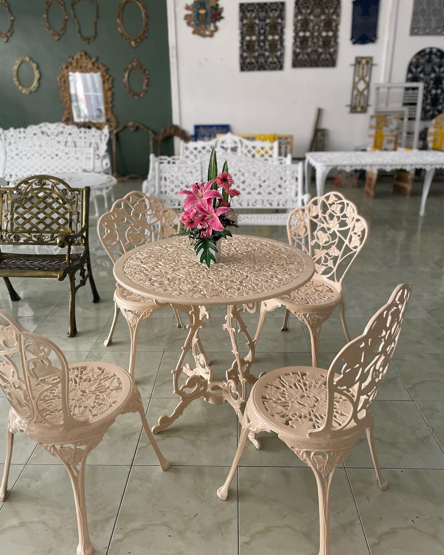 ชุดสนามอัลลอยด์ 4 ที่นั่ง สำหรับสวนบ้านหรูสไตล์ยุโรป Aunchisa Alloy ชุดสนามอัลลอยด์ 4 ที่นั่ง สำหรับสวนบ้านหรูสไตล์ยุโรป Aunchisa Alloy