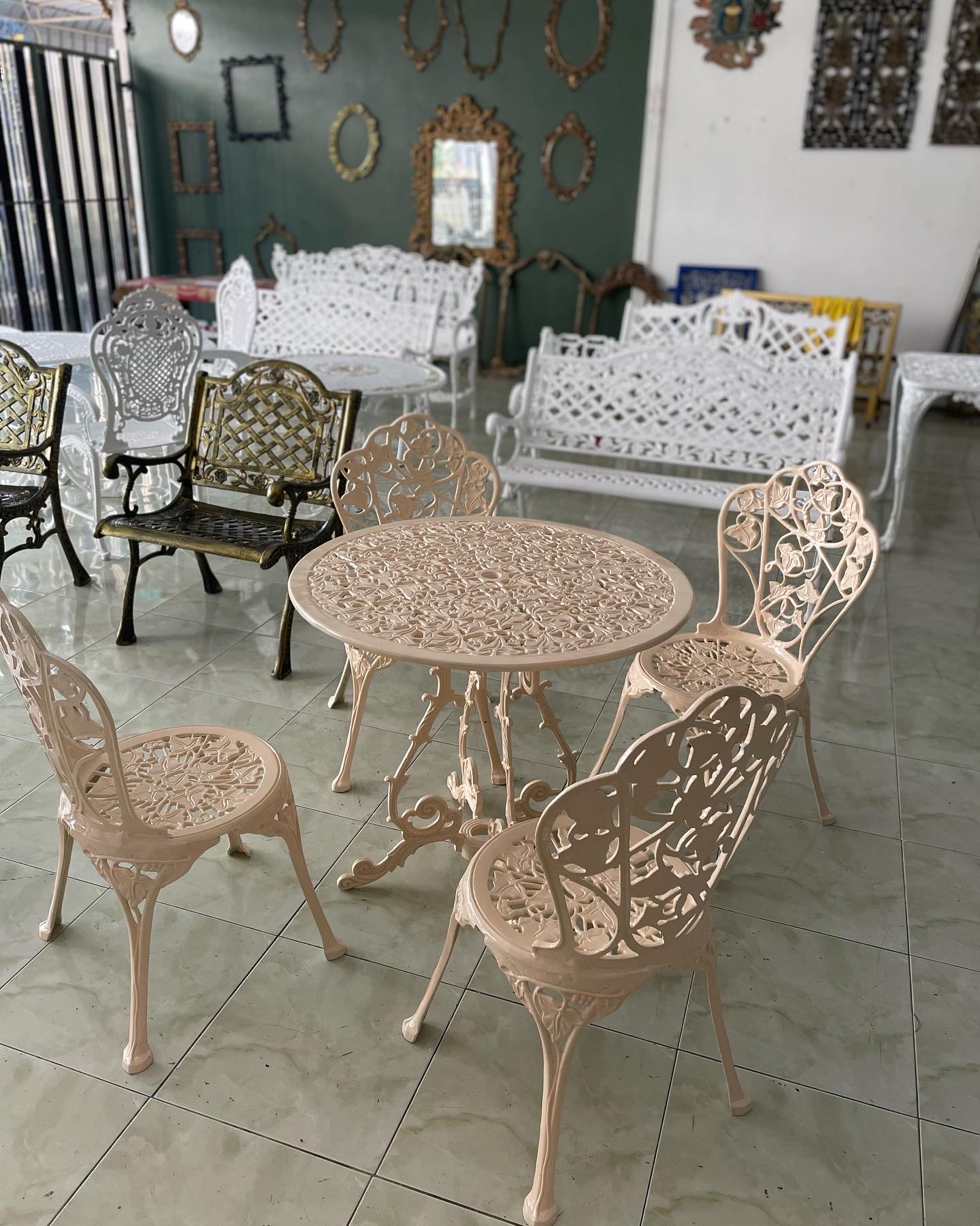 ชุดสนามอัลลอยด์ 4 ที่นั่ง สำหรับสวนบ้านหรูสไตล์ยุโรป Aunchisa Alloy ชุดสนามอัลลอยด์ 4 ที่นั่ง สำหรับสวนบ้านหรูสไตล์ยุโรป Aunchisa Alloy