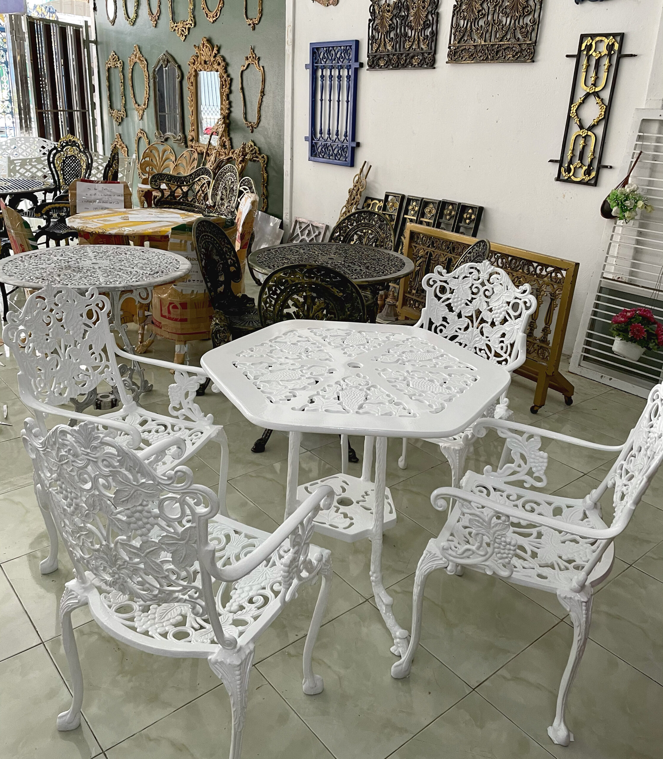 ชุดโต๊ะสนามอัลลอยด์ 4 ที่นั่ง ลายคลาสสิก สำหรับสวนวิลล่าสไตล์ยุโรป Aunchisa Alloy ชุดโต๊ะสนามอัลลอยด์ 4 ที่นั่ง ลายคลาสสิก สำหรับสวนวิลล่าสไตล์ยุโรป Aunchisa Alloy