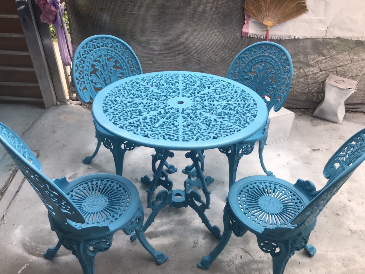 ชุดโต๊ะสวนอัลลอยด์ 4 ที่นั่ง สำหรับบ้านและวิลล่า ชุดโต๊ะสวนอัลลอยด์ 4 ที่นั่ง สำหรับบ้านและวิลล่า