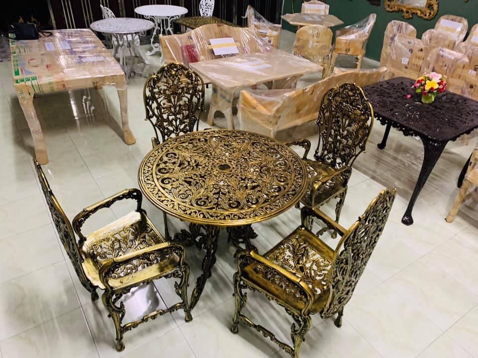 ชุดโต๊ะสนามอัลลอยด์ 4 ที่นั่ง ลายคลาสสิก สำหรับสวนวิลล่าสไตล์ยุโรป Aunchisa Alloy ชุดโต๊ะสนามอัลลอยด์ 4 ที่นั่ง ลายคลาสสิก สำหรับสวนวิลล่าสไตล์ยุโรป Aunchisa Alloy