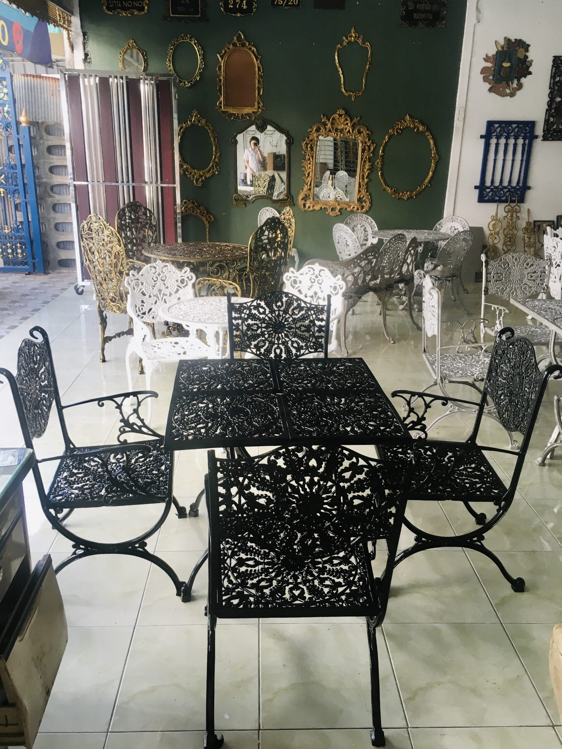 ชุดโต๊ะสนามอัลลอยด์ 4 ที่นั่ง ลายคลาสสิก สำหรับสวนวิลล่าสไตล์ยุโรป Aunchisa Alloy ชุดโต๊ะสนามอัลลอยด์ 4 ที่นั่ง ลายคลาสสิก สำหรับสวนวิลล่าสไตล์ยุโรป Aunchisa Alloy