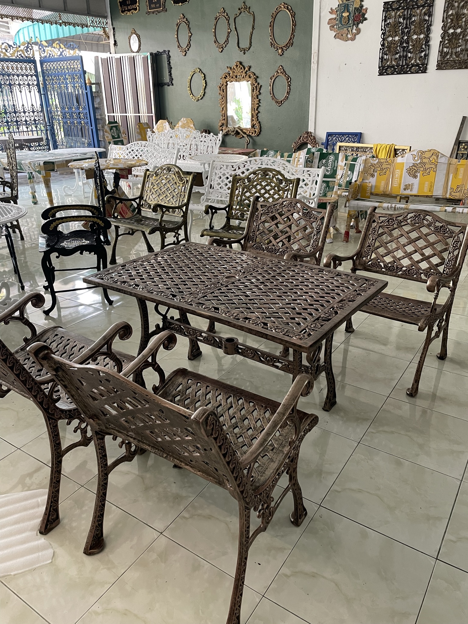 ชุดสนามอัลลอยด์ 4 ที่นั่ง สำหรับสวนบ้านหรูสไตล์ยุโรป Aunchisa Alloy ชุดสนามอัลลอยด์ 4 ที่นั่ง สำหรับสวนบ้านหรูสไตล์ยุโรป Aunchisa Alloy