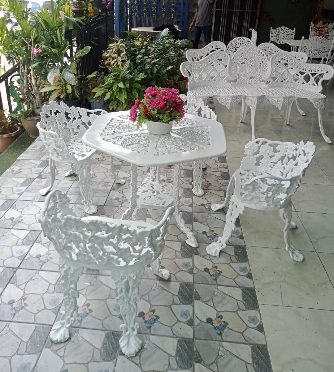 ชุดสนามอัลลอยด์ 4 ที่นั่ง สำหรับสวนบ้านหรูสไตล์ยุโรป Aunchisa Alloy ชุดสนามอัลลอยด์ 4 ที่นั่ง สำหรับสวนบ้านหรูสไตล์ยุโรป Aunchisa Alloy