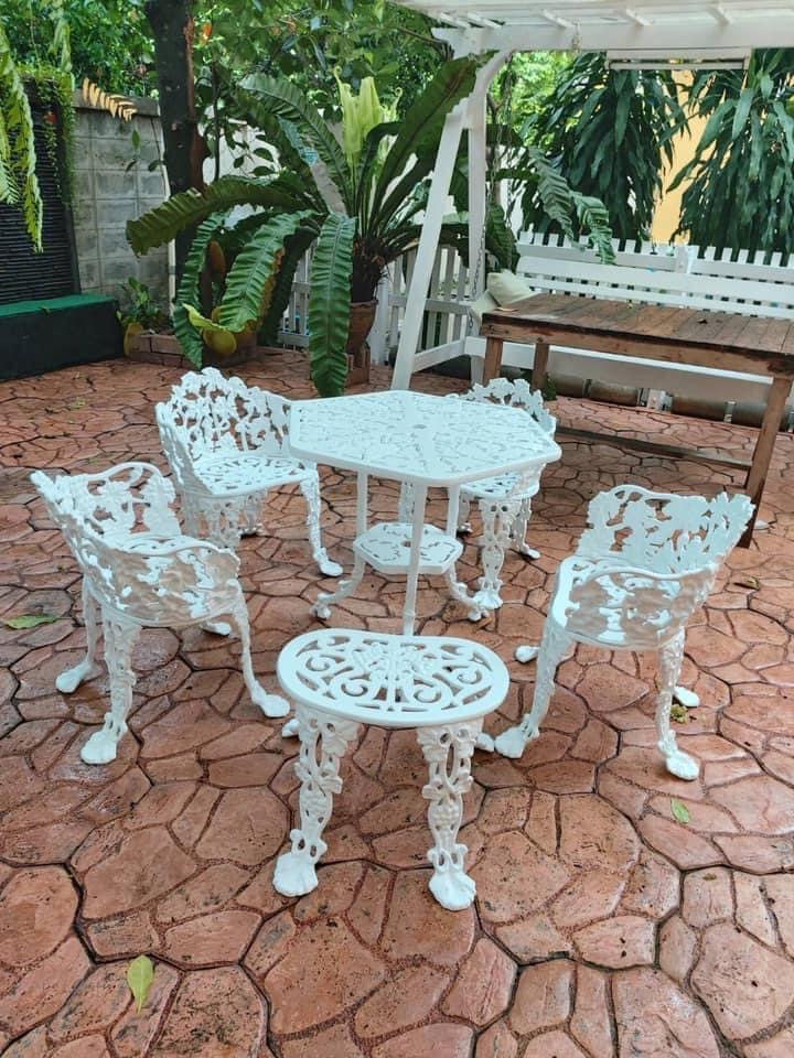 ชุดโต๊ะสนามอัลลอยด์ 4 ที่นั่ง ลายคลาสสิก สำหรับสวนวิลล่าสไตล์ยุโรป Aunchisa Alloy ชุดโต๊ะสนามอัลลอยด์ 4 ที่นั่ง ลายคลาสสิก สำหรับสวนวิลล่าสไตล์ยุโรป Aunchisa Alloy