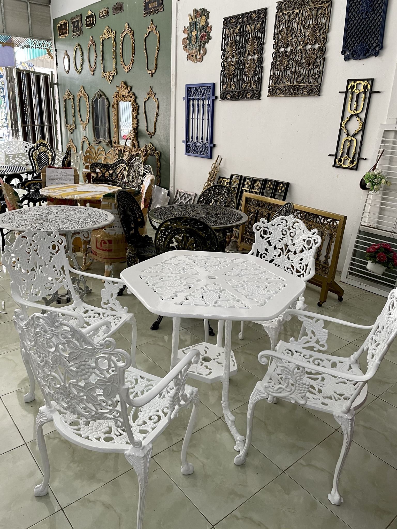 ชุดโต๊ะสนามอัลลอยด์ 4 ที่นั่ง ลายคลาสสิก สำหรับสวนวิลล่าสไตล์ยุโรป Aunchisa Alloy ชุดโต๊ะสนามอัลลอยด์ 4 ที่นั่ง ลายคลาสสิก สำหรับสวนวิลล่าสไตล์ยุโรป Aunchisa Alloy