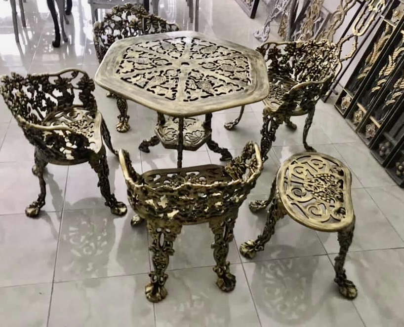 ชุดโต๊ะสนามอัลลอยด์ 4 ที่นั่ง ลายคลาสสิก สำหรับสวนวิลล่าสไตล์ยุโรป Aunchisa Alloy ชุดโต๊ะสนามอัลลอยด์ 4 ที่นั่ง ลายคลาสสิก สำหรับสวนวิลล่าสไตล์ยุโรป Aunchisa Alloy